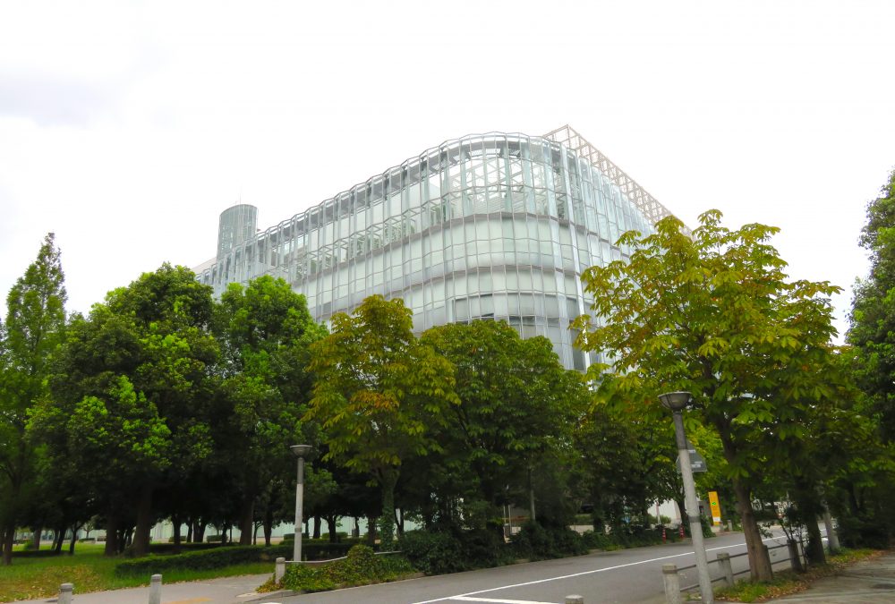 地下駐車場に電気自動車（EV）充電器を導入